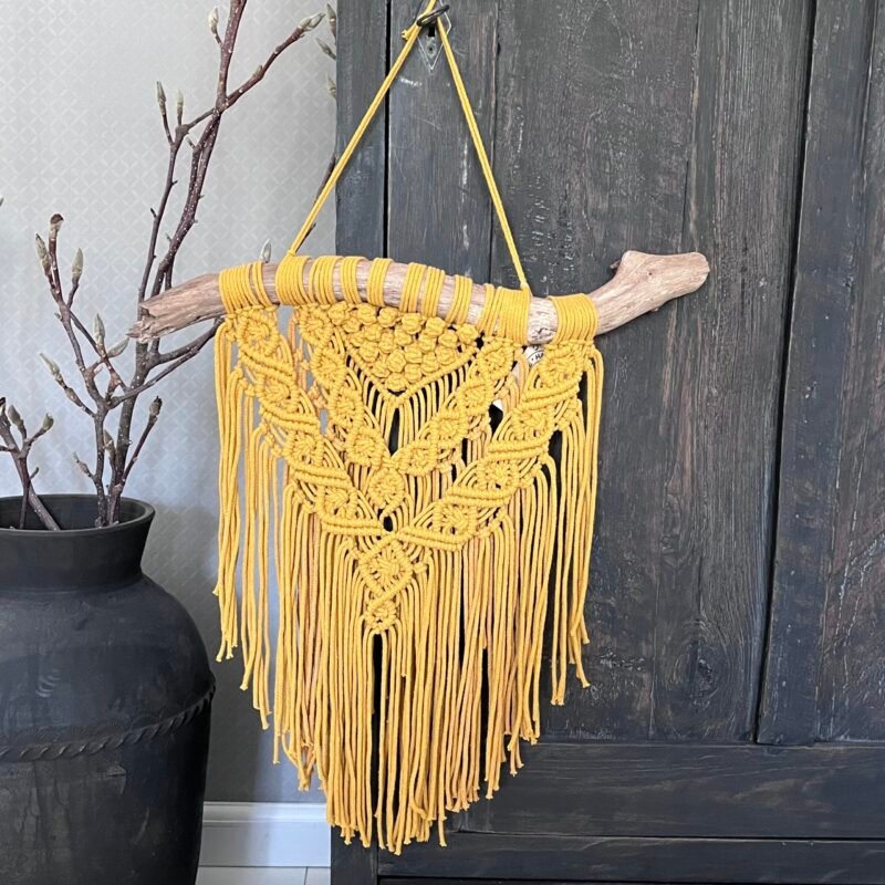 Wandhanger oker geel