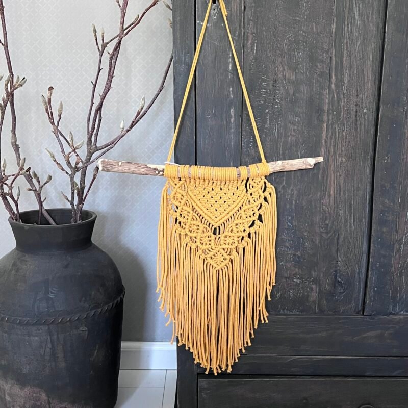 Wandhanger oker geel